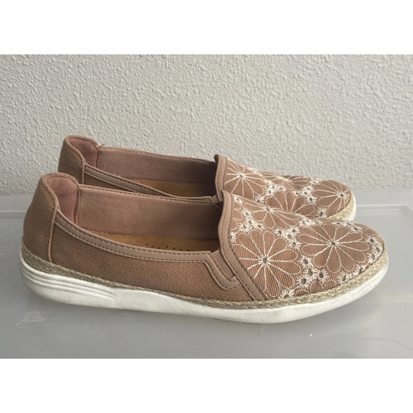 Clarks Collection Elaina Harbor Warm Beige Embroidered Canvas Slip-Ons Size 9 - Picture 2 of 8